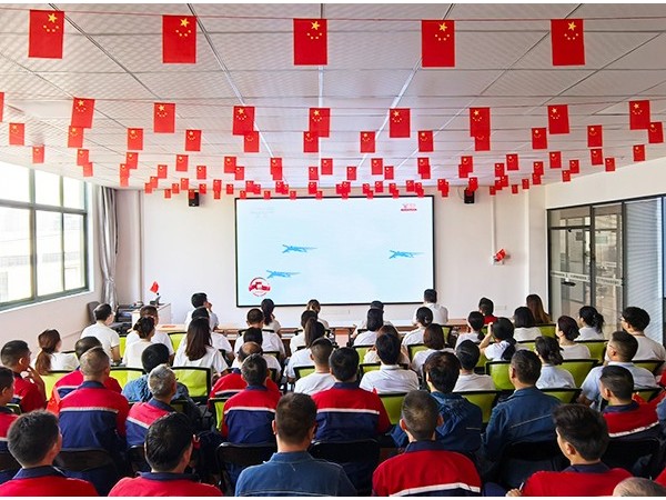 铭记历史珍爱和平，砥砺奋进开创未来！羞羞漫画官网机械集体观看胜利日纪念大会